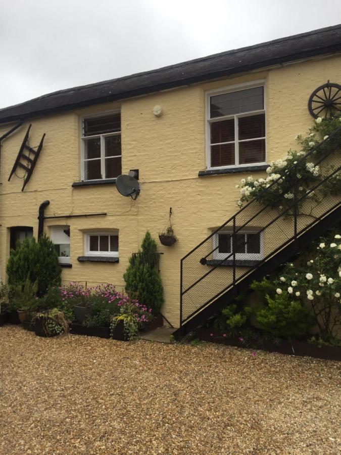 The Coach House At The Bull Inn Milton Keynes Eksteriør billede
